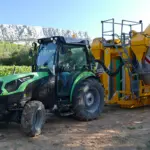 Trattore Deutz-Fahr con vendemmiatrice Gregoire nei campi di lavoro concessionari castelvetrano sicilia italia