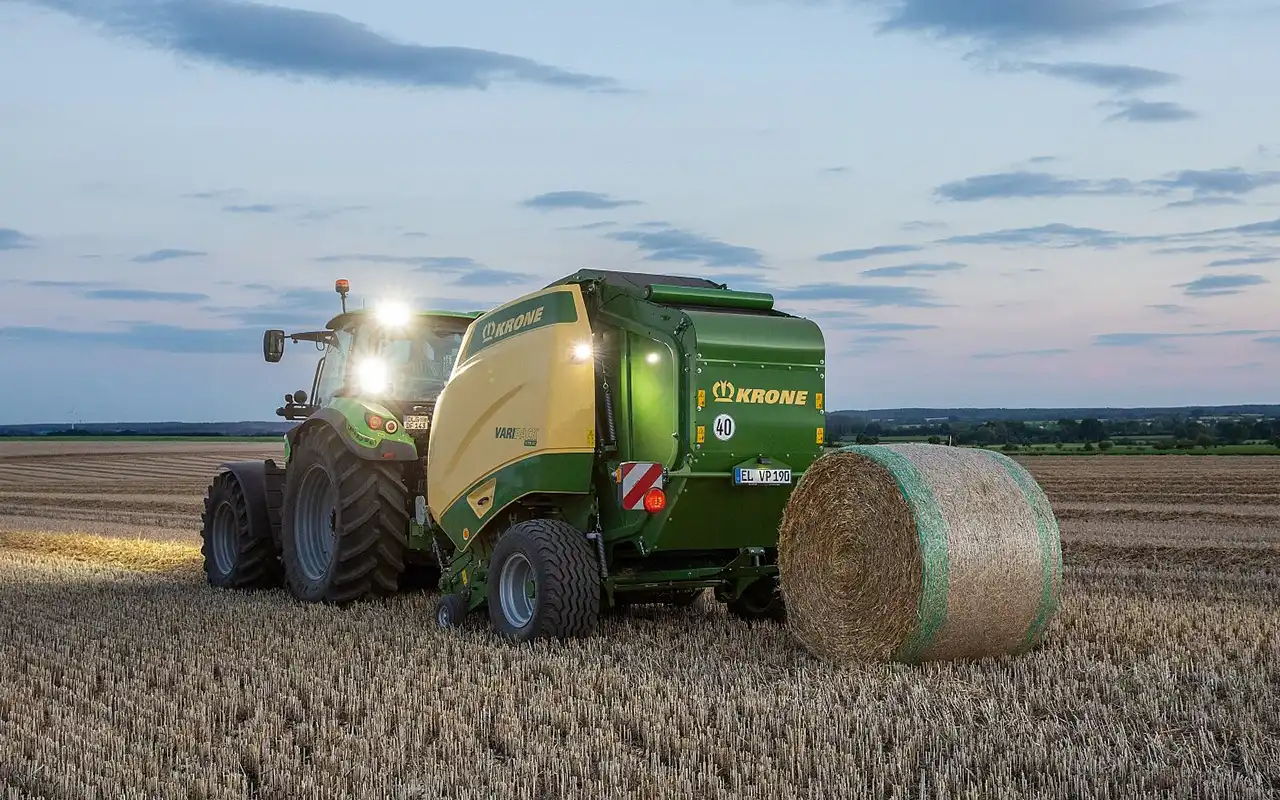 Krone specialisti della fienagione foto mentre lavora sicilia